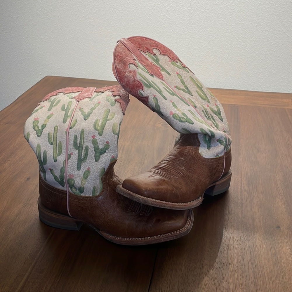 Womens size 8 Ariats